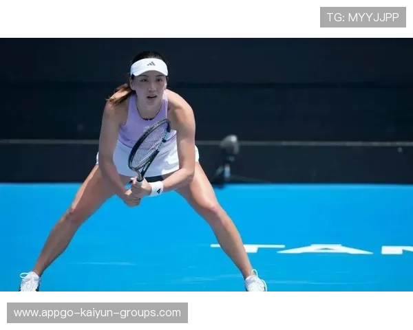 网球女将迟到20分钟笑着道歉，展现优雅风度与职业精神